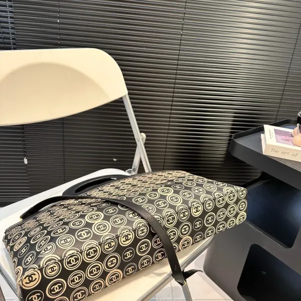 【CHANEL 公式旗艦店】シャネル 斜めがけバッグ 当日出荷 好評に付き再入荷！45*28CM  240723