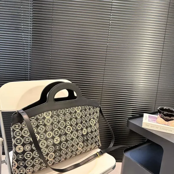 【CHANEL 公式旗艦店】シャネル 斜めがけバッグ 当日出荷 好評に付き再入荷！45*28CM  240723