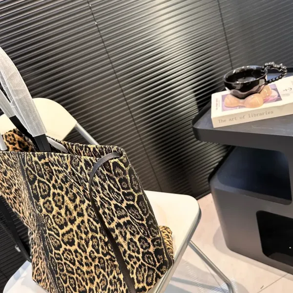 【CELINE 公式旗艦店】セリーヌ ハンドバッグ 当日出荷 好評に付き再入荷！29*34CM  1240723