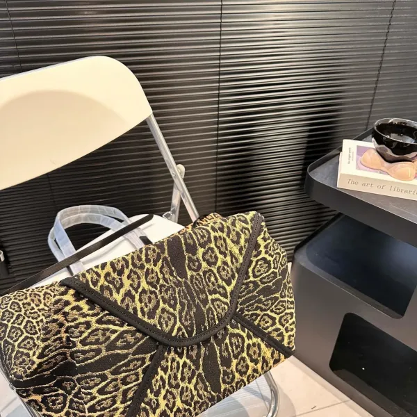 【CELINE 公式旗艦店】セリーヌ ハンドバッグ 当日出荷 好評に付き再入荷！29*34CM  1240723