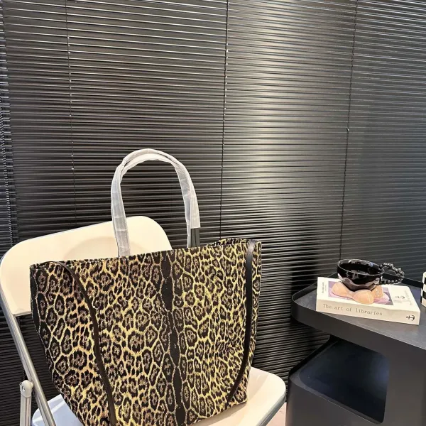 【CELINE 公式旗艦店】セリーヌ ハンドバッグ 当日出荷 好評に付き再入荷！29*34CM  1240723