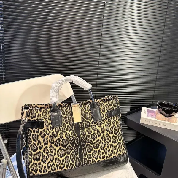 【CELINE 公式旗艦店】セリーヌ ハンドバッグ 当日出荷 好評に付き再入荷！39*29CM  1240723