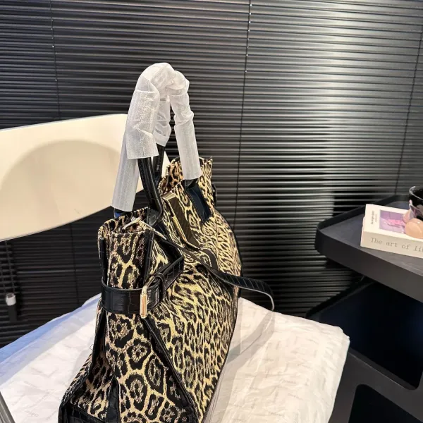 【CELINE 公式旗艦店】セリーヌ ハンドバッグ 当日出荷 好評に付き再入荷！39*29CM  1240723