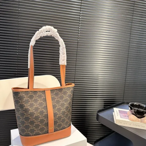 【CELINE 公式旗艦店】セリーヌ ハンドバッグ 当日出荷 好評に付き再入荷！22*23CM  1240723