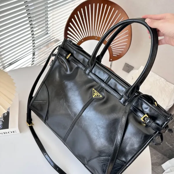 【PRADA 公式旗艦店】 プラダ 斜めがけバッグ当日出荷 好評に付き再入荷38*30CM 【PRADA 公式旗艦店】 プラダ 斜めがけバッグ当日出荷 好評に付き再入荷38*30CM