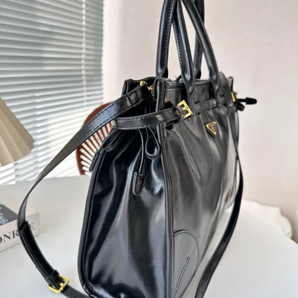 【PRADA 公式旗艦店】 プラダ 斜めがけバッグ当日出荷 好評に付き再入荷38*30CM 【PRADA 公式旗艦店】 プラダ 斜めがけバッグ当日出荷 好評に付き再入荷38*30CM