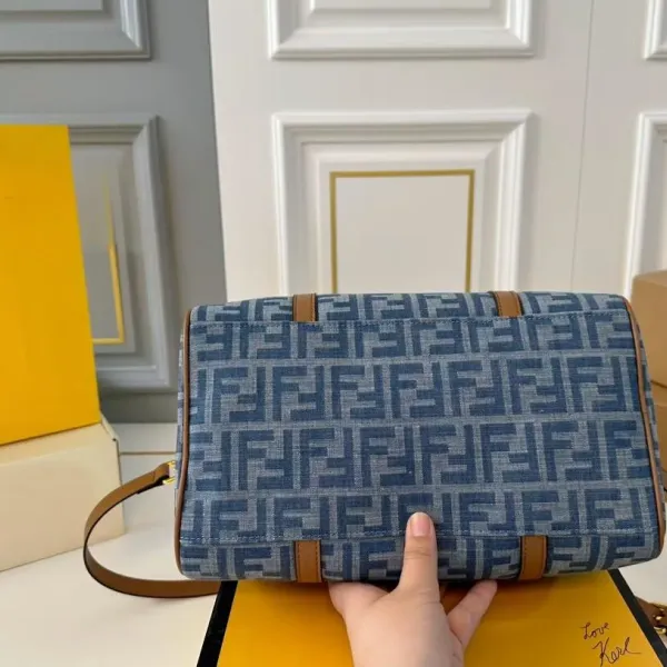 【FENDI  公式旗艦店】フェンディ  ハンドバッグ  当日出荷 好評に付き再入荷！30*20CM  240720