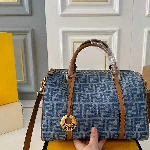 【FENDI  公式旗艦店】フェンディ  ハンドバッグ  当日出荷 好評に付き再入荷！30*20CM  240720
