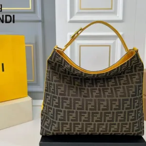 【FENDI  公式旗艦店】フェンディ  ハンドバッグ  当日出荷 好評に付き再入荷！38*35CM  240720