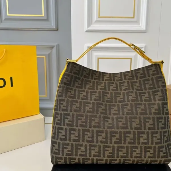 【FENDI  公式旗艦店】フェンディ  ハンドバッグ  当日出荷 好評に付き再入荷！38*35CM  240720