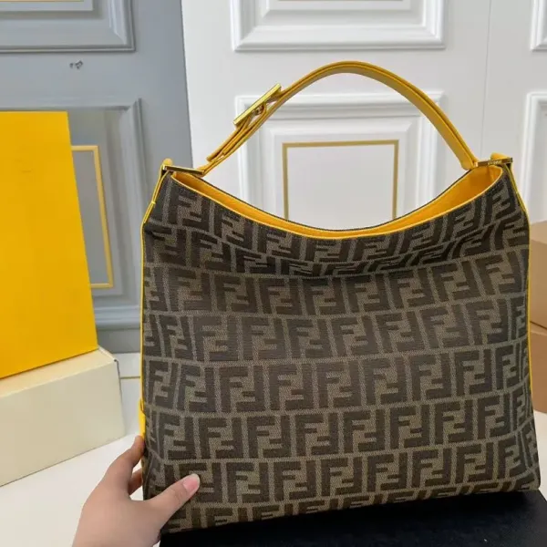 【FENDI  公式旗艦店】フェンディ  ハンドバッグ  当日出荷 好評に付き再入荷！38*35CM  240720