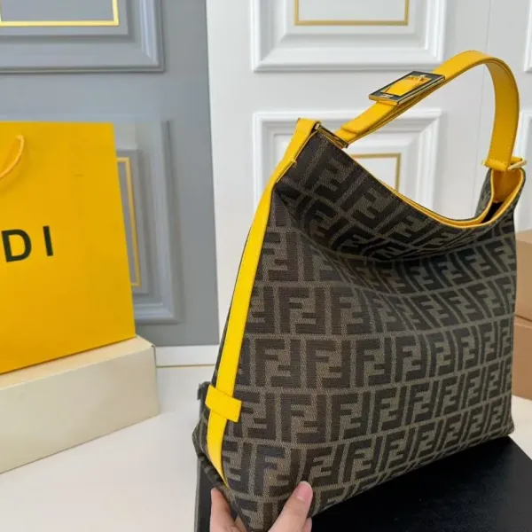 【FENDI  公式旗艦店】フェンディ  ハンドバッグ  当日出荷 好評に付き再入荷！38*35CM  240720