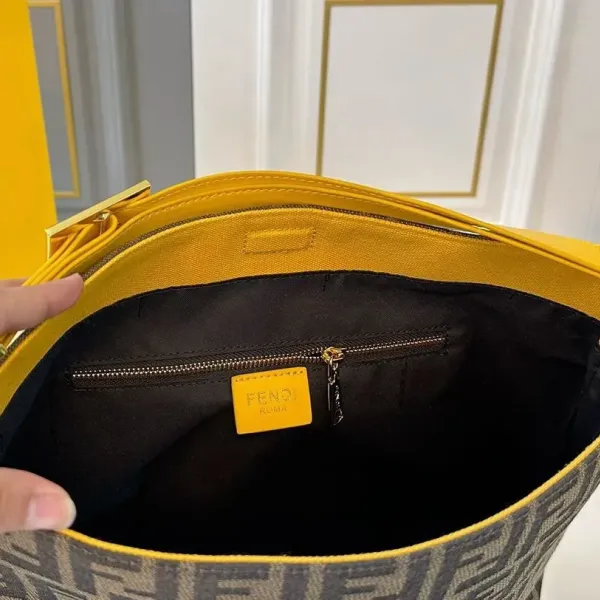 【FENDI  公式旗艦店】フェンディ  ハンドバッグ  当日出荷 好評に付き再入荷！38*35CM  240720