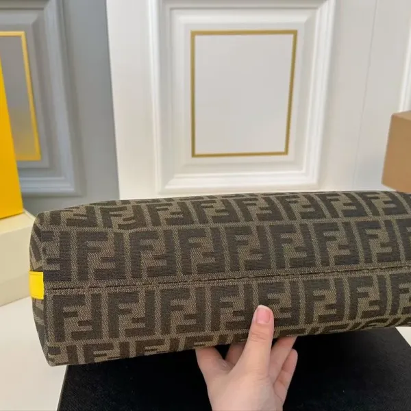 【FENDI  公式旗艦店】フェンディ  ハンドバッグ  当日出荷 好評に付き再入荷！38*35CM  240720
