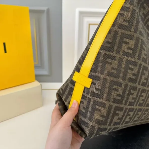 【FENDI  公式旗艦店】フェンディ  ハンドバッグ  当日出荷 好評に付き再入荷！38*35CM  240720