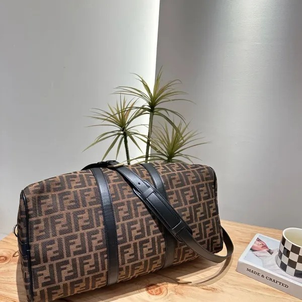 【FENDI  公式旗艦店】フェンディ  旅行かばん  当日出荷 好評に付き再入荷！45*27CM  240720