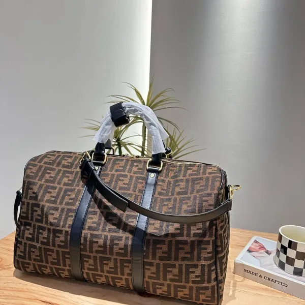 【FENDI  公式旗艦店】フェンディ  旅行かばん  当日出荷 好評に付き再入荷！45*27CM  240720