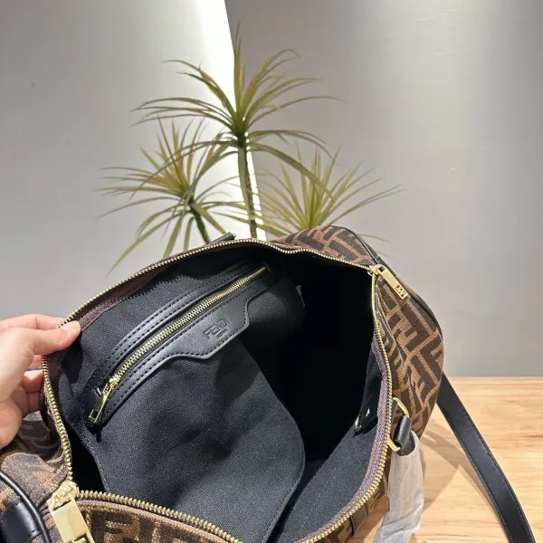 【FENDI  公式旗艦店】フェンディ  旅行かばん  当日出荷 好評に付き再入荷！45*27CM  240720