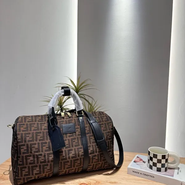 【FENDI  公式旗艦店】フェンディ  旅行かばん  当日出荷 好評に付き再入荷！45*27CM  240720