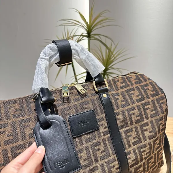 【FENDI  公式旗艦店】フェンディ  旅行かばん  当日出荷 好評に付き再入荷！45*27CM  240720