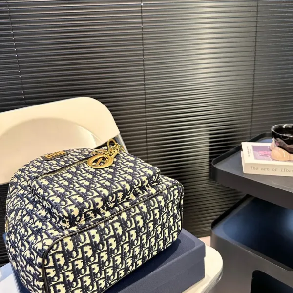 【DIOR公式旗艦店】ディオール リュックサック 当日出荷 好評に付き再入荷！27*32CM 240720