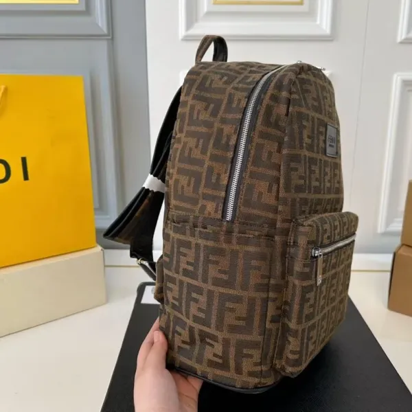 【FENDI  公式旗艦店】フェンディ  リュックサック  当日出荷 好評に付き再入荷！32*37CM  240720