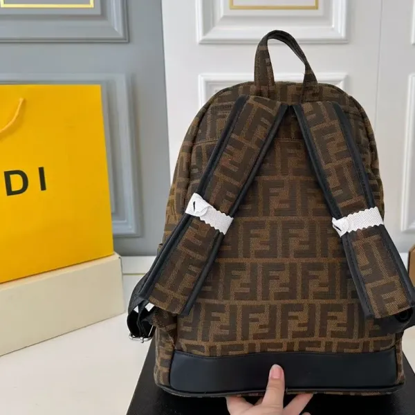【FENDI  公式旗艦店】フェンディ  リュックサック  当日出荷 好評に付き再入荷！32*37CM  240720