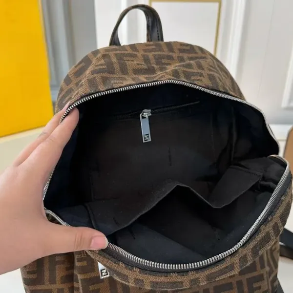 【FENDI  公式旗艦店】フェンディ  リュックサック  当日出荷 好評に付き再入荷！32*37CM  240720