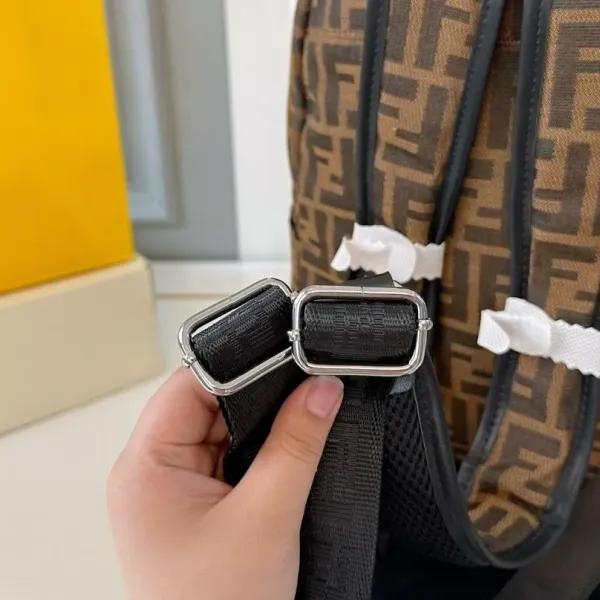 【FENDI  公式旗艦店】フェンディ  リュックサック  当日出荷 好評に付き再入荷！32*37CM  240720
