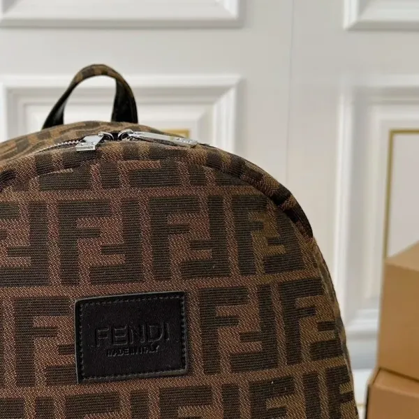 【FENDI  公式旗艦店】フェンディ  リュックサック  当日出荷 好評に付き再入荷！32*37CM  240720
