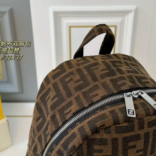 【FENDI  公式旗艦店】フェンディ  リュックサック  当日出荷 好評に付き再入荷！32*37CM  240720
