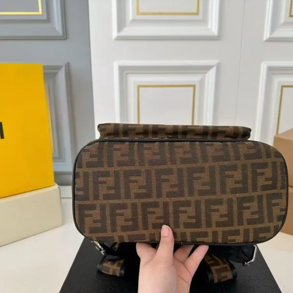 【FENDI  公式旗艦店】フェンディ  リュックサック  当日出荷 好評に付き再入荷！32*37CM  240720