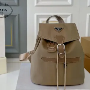 【PRADA  公式 旗艦店】プラダ   リュックサック当日出荷 好評に付き再入荷！27*30CM  240719