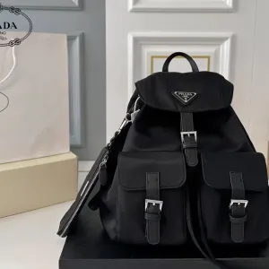 【PRADA  公式 旗艦店】プラダ   リュックサック当日出荷 好評に付き再入荷！30*33CM  240719