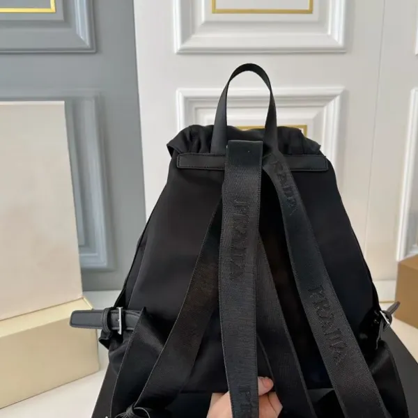 【PRADA  公式 旗艦店】プラダ   リュックサック当日出荷 好評に付き再入荷！30*33CM  240719