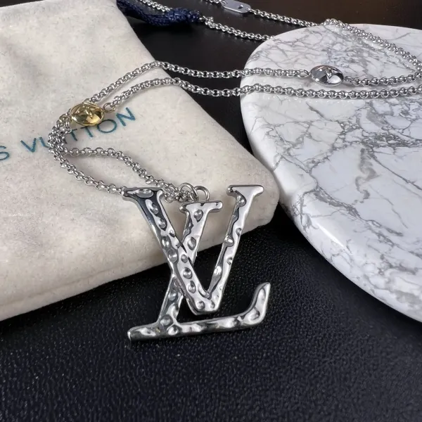 【LOUIS VUITTON】ネックレス、新しいネックレス万能シンプルファッションオーナメント 【LOUIS VUITTON】ネックレス、新しいネックレス万能シンプルファッションオーナメント