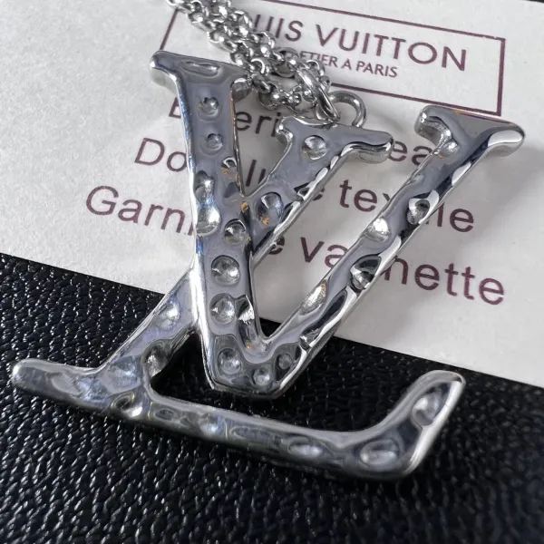 【LOUIS VUITTON】ネックレス、新しいネックレス万能シンプルファッションオーナメント 【LOUIS VUITTON】ネックレス、新しいネックレス万能シンプルファッションオーナメント