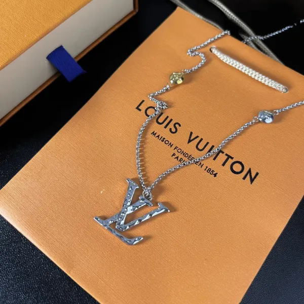 【LOUIS VUITTON】ネックレス、新しいネックレス万能シンプルファッションオーナメント 【LOUIS VUITTON】ネックレス、新しいネックレス万能シンプルファッションオーナメント