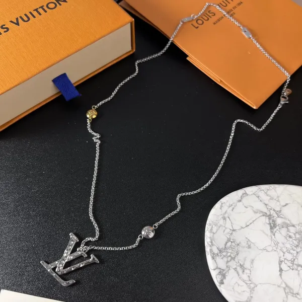 【LOUIS VUITTON】ネックレス、新しいネックレス万能シンプルファッションオーナメント 【LOUIS VUITTON】ネックレス、新しいネックレス万能シンプルファッションオーナメント