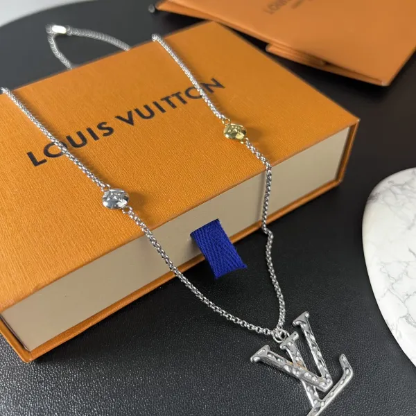 【LOUIS VUITTON】ネックレス、新しいネックレス万能シンプルファッションオーナメント 【LOUIS VUITTON】ネックレス、新しいネックレス万能シンプルファッションオーナメント