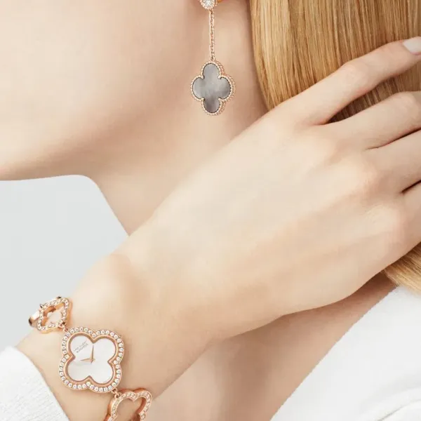 【Vancleef & Arpels】 マジック アルハンブラ イヤリング、2モチーフ
