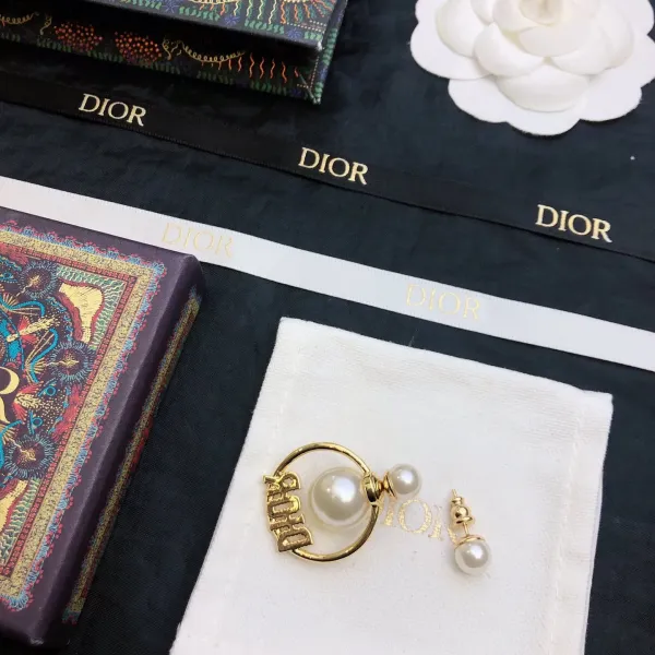 【DIOR】 ディオール  ファッションスタイルのイヤリング