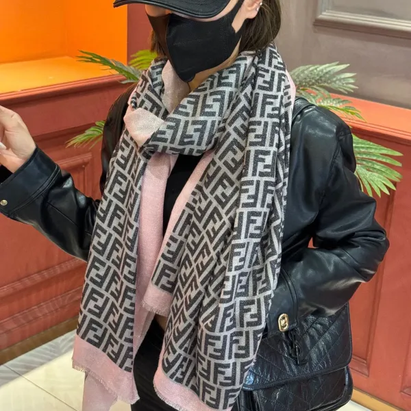 【FENDI  フェンディ】スカーフ 30*180CM   241207