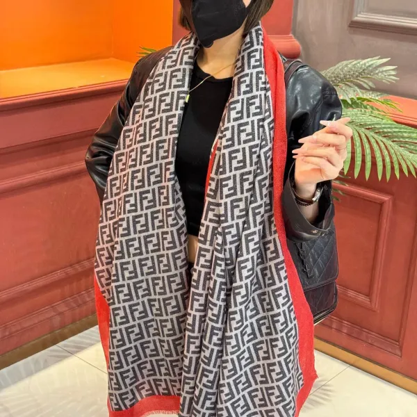 【FENDI  フェンディ】スカーフ 30*180CM   241207