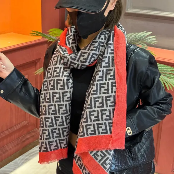 【FENDI  フェンディ】スカーフ 30*180CM   241207