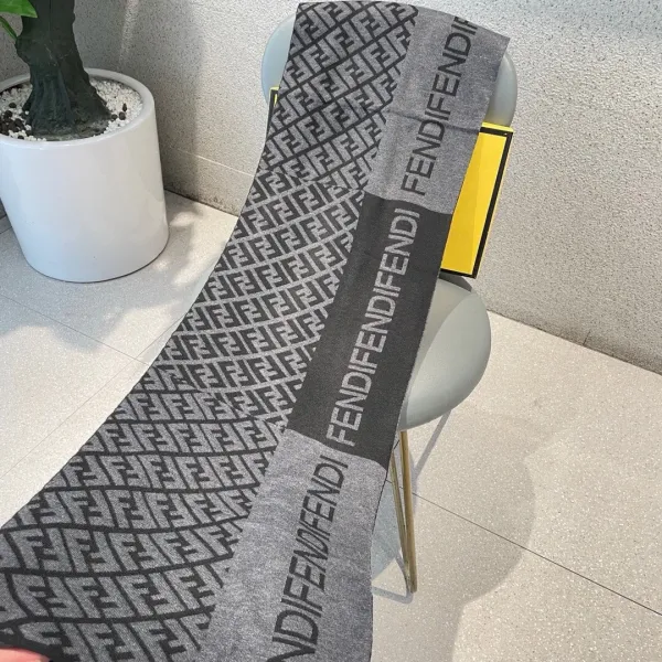 【FENDI  フェンディ】スカーフ 180*32CM   241207