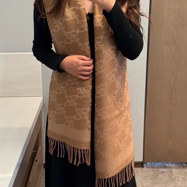 【FENDI  フェンディ】スカーフ 35*215CM   241207
