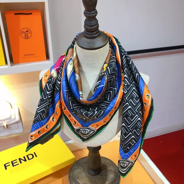 【FENDI  フェンディ】スカーフ90*90CM   241109