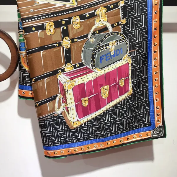 【FENDI  フェンディ】スカーフ90*90CM   241109