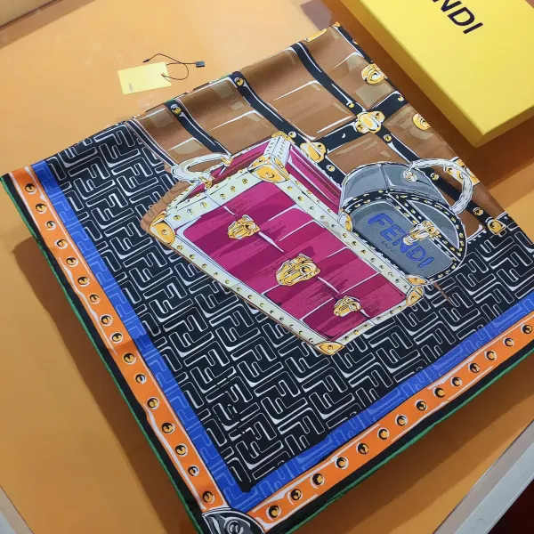 【FENDI  フェンディ】スカーフ90*90CM   241109